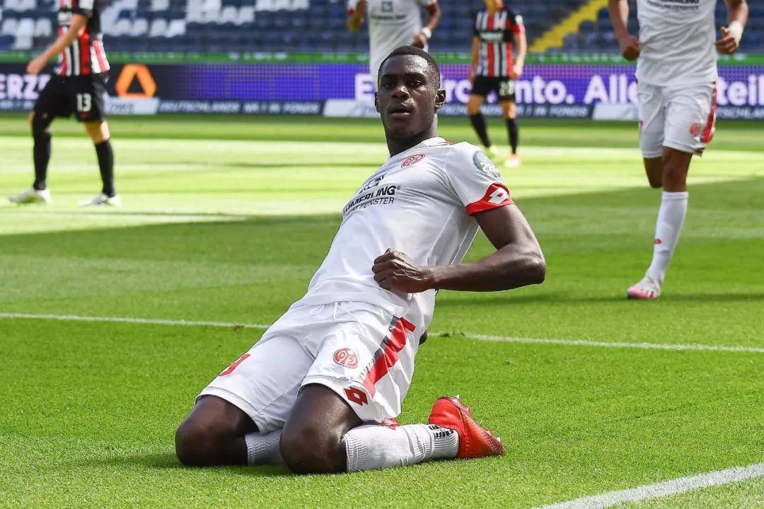 意大利杯今夜走向成谜，勒沃库森迎来里程碑，震撼外界，轮换策略成焦点(中杯大杯特大杯完整版)-天博官网入口