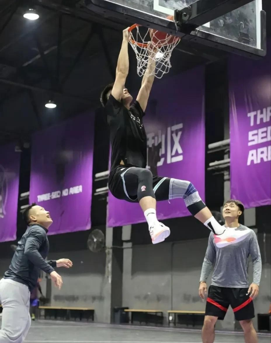 广东宏远训练开放日；赛后绝杀压哨引欢呼；NBA常规赛在即；纪律约束更严格的简单介绍-天博体育